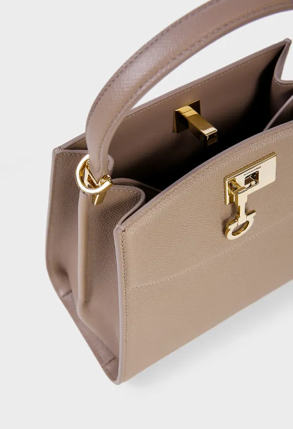 Кожаная сумка STUDIO BOX BAG FERRAGAMO 21A210 226/0A6 оригинал