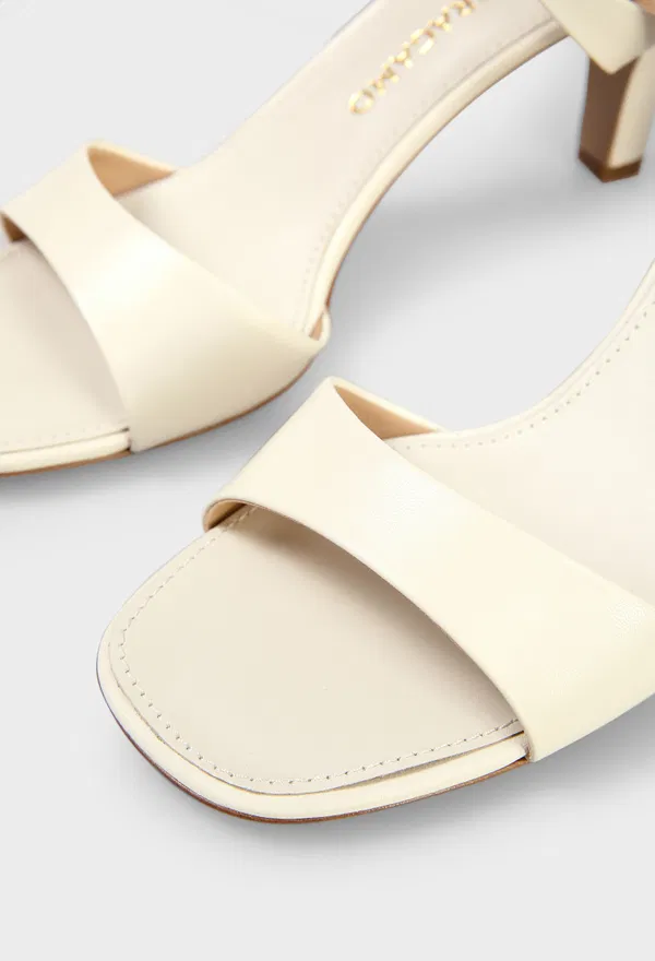 Шкіряні босоніжки TERESY FERRAGAMO 01L206 126/0AE в Україні