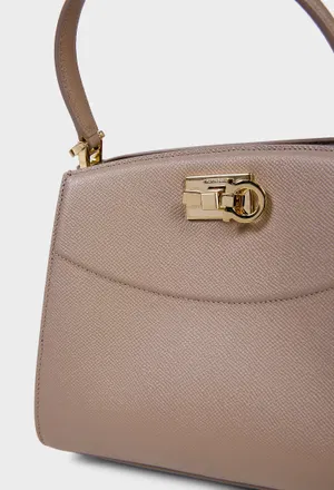 Кожаная сумка STUDIO BOX BAG FERRAGAMO 21A210 226/0A6 фото