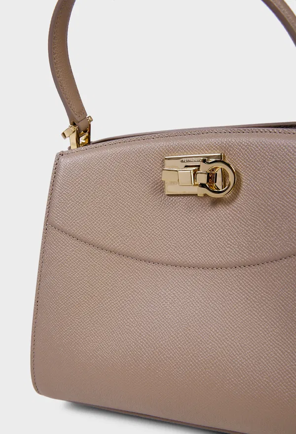 Кожаная сумка STUDIO BOX BAG FERRAGAMO 21A210 226/0A6 фото