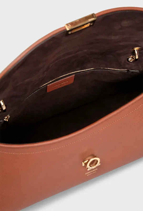 Шкіряна сумка LEATHER SHOULDER  FERRAGAMO 21A869 226/0AT фото
