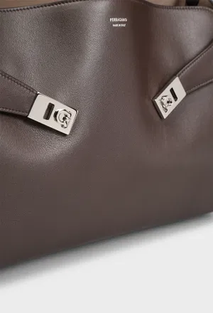 Кожаная сумка HUG SOFT SHOULDER FERRAGAMO 219939 226/0AW в Украине